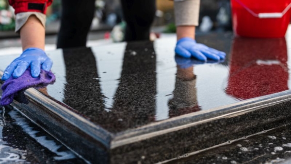 Jak samodzielnie wyczyścić nagrobek granitowy?